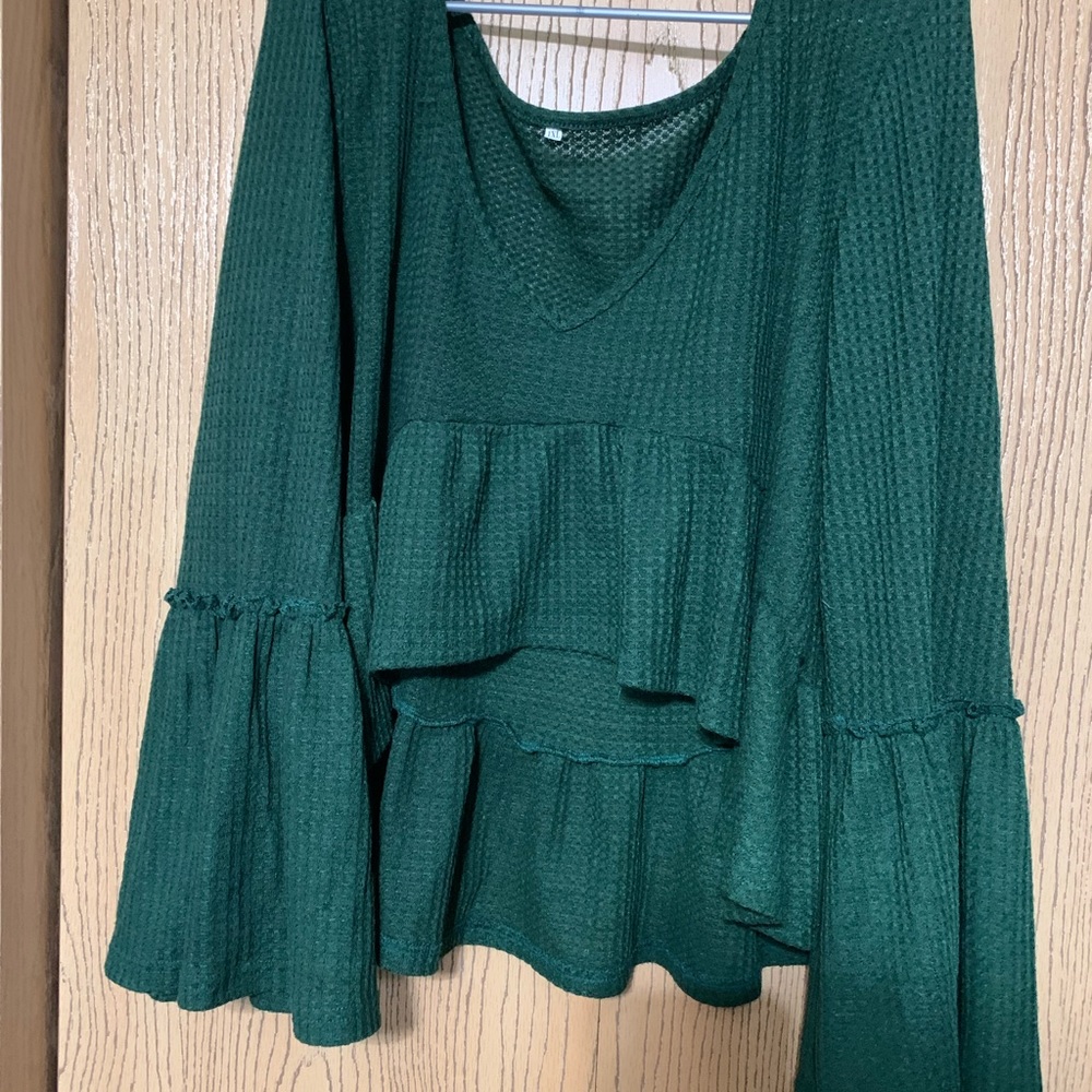 Green high low crop top with flair sleeves!
